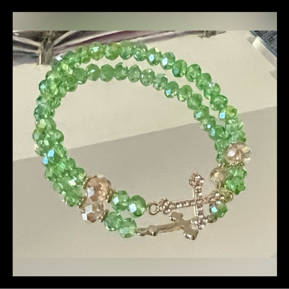 BRACELET HAND CRAFTED Aurora Beads Green & Gold Cross Charm Stretchy